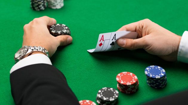 4 hand bay trong Poker nguoi choi can tranh